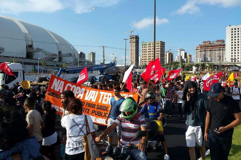 Funcionários públicos federais e do Estado do Rio Grande do Norte protestaram nesta quarta-feira em uma área próxima à Arena das Dunas, em Natal, que foi inaugurada hoje pela presidente Dilma Rousseff