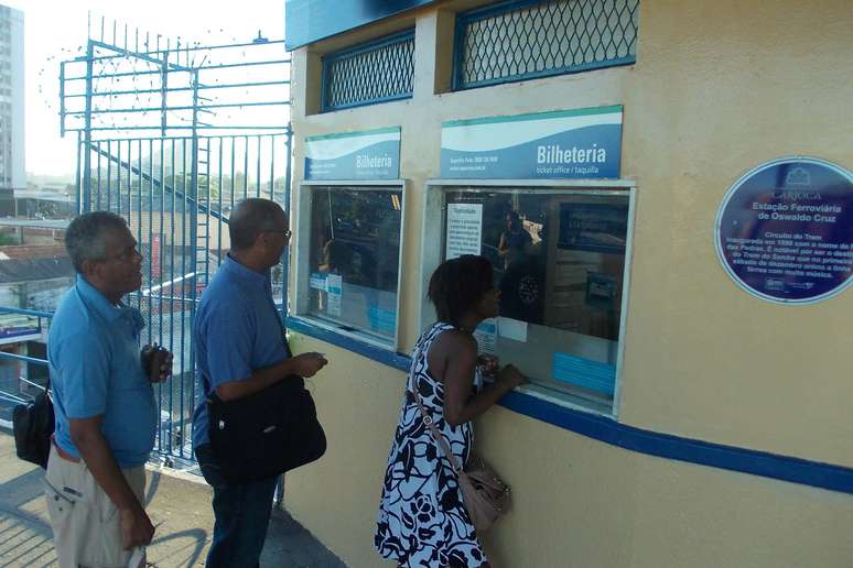 <p>Passageiros buscam por informações na estação Oswaldo Cruz</p>