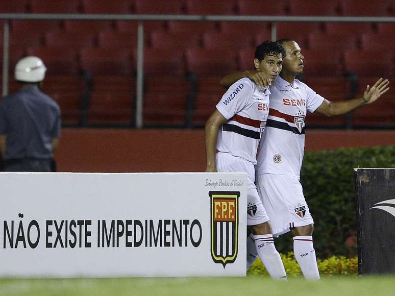 Ganso e Luís Fabiano festejam gol no Morumbi