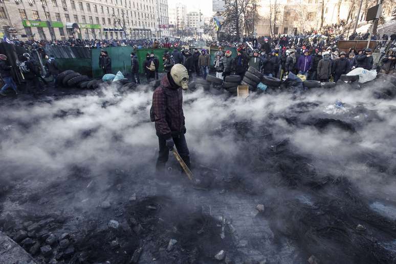 <p>Manifesta&ccedil;&otilde;es continuam confrontando a pol&iacute;cia em Kiev. Oposi&ccedil;&atilde;o tenta conversar com o presidente Yanukovich e chegar num consenso, mas at&eacute; ontem nenhum avan&ccedil;o foi feito</p>