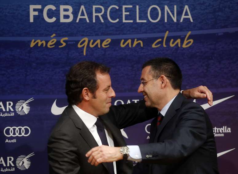 <p>Sandro Rosell passa o bastão para "Barto", o novo presidente do Barcelona; crise institucional fez clube divulgar valores de contrato de Neymar</p>