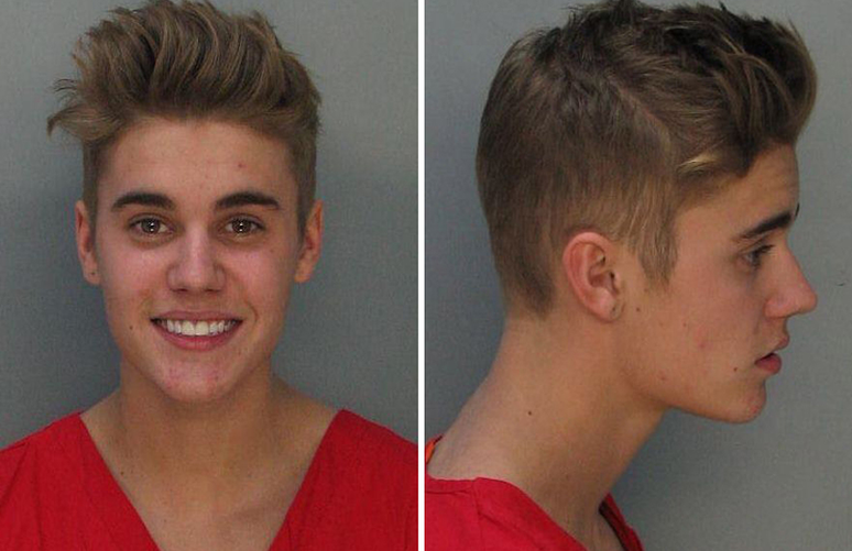Em foto divulgada pela polícia local, Justin Bieber sorri após prisão