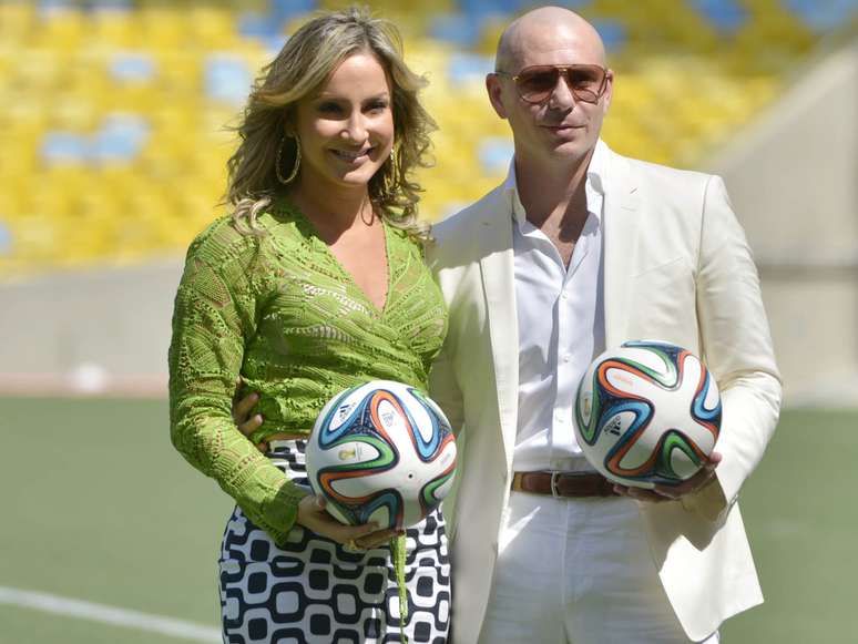 <p>Ao lado de Claudia Leitte, Pitbull divulga canção tema da Copa do Mundo de 2014</p>