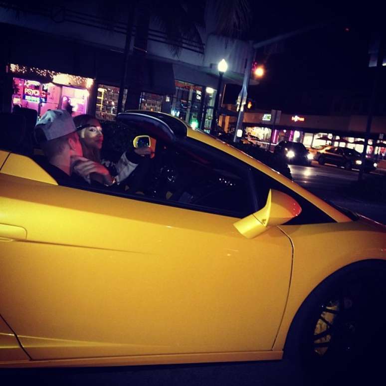 Em foto postada por um amigo, Justin Bieber aparece ao lado de modelo em carro que foi apreendido após racha