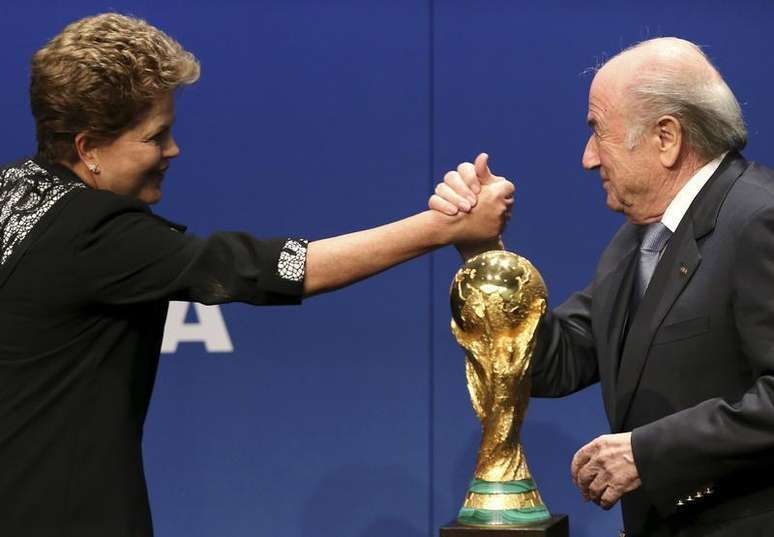 A presidente Dilma Rousseff cumprimenta o presidente da Fifa, Joseph Blatter, após declaração à imprensa na sede da entidade que controla o futebol, em Zurique, na Suíça, nesta quainta-feira. 23/01/2014