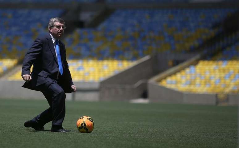 Presidente do Comitê Olímpico Internacional (COI), Thomas Bach, chuta bola durante visita ao estádio do Maracanã, no Rio de Janeiro. O orçamento operacional do comitê organizador da Olimpíada de 2016 no Rio de Janeiro será de cerca de 7 bilhões de reais, um acréscimo de mais de 2,5 bilhões de reais em relação à estimativa inicial, disse à Reuters uma fonte próxima ao assunto. 22/01/2014.