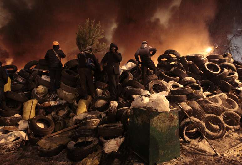 Manifestantes enfrentam a polícia em Kiev