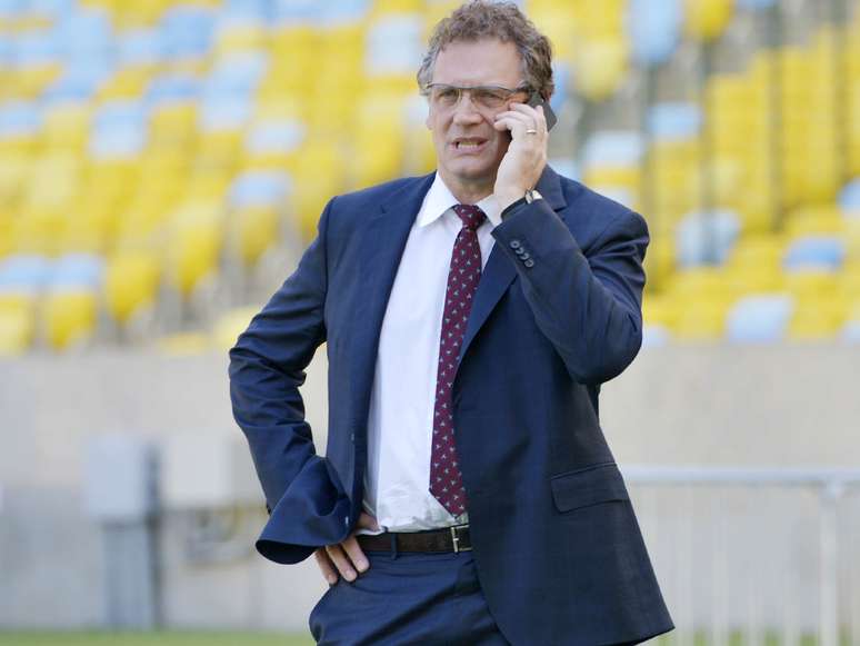 Valcke fala ao celular durante nova visita no Maracanã