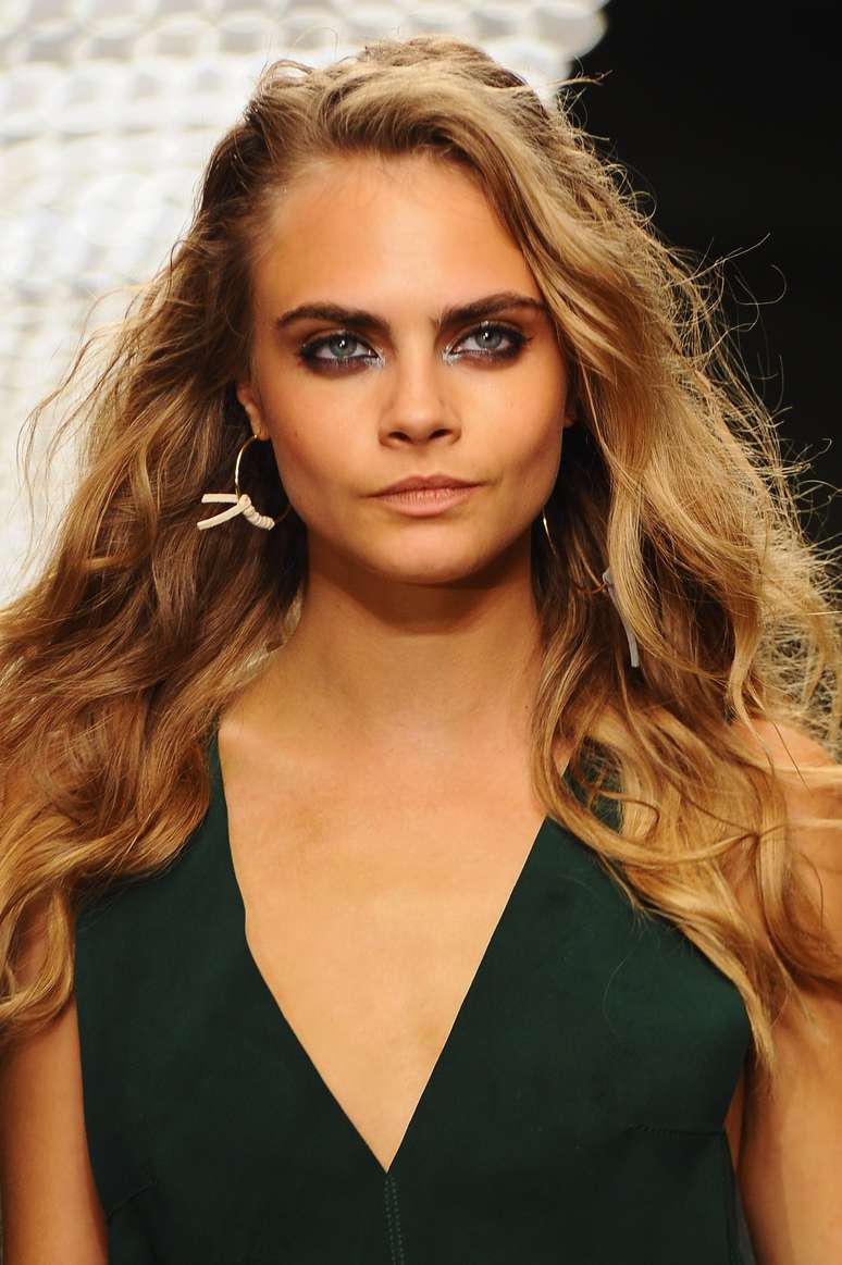 <p>A modelo Cara Delevingne faz parte do grupo das sobrancelhas mais invejadas pelas britânicas</p>
