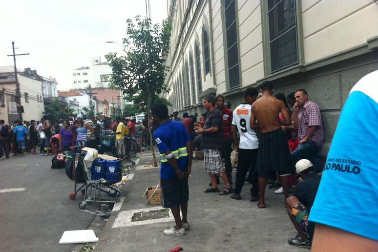 <p>Um dia depois de ação do Denarc na Cracolândia, usuários consomem drogas na rua Barão de Piracicaba</p>