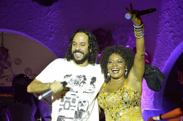 Daniela Mercury e Margareth Menezes agitaram o Clube Fantoches, em Salvador (BA), na noite dessa quinta-feira (24). Elas participaram de um ensaio, antes do Carnaval, ao lado de MV Bill e Gabriel, o Pensador
