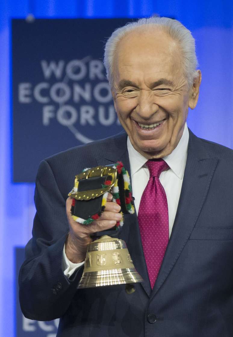 Shimon Peres sorri com o "Espírito de Davos" em mãos