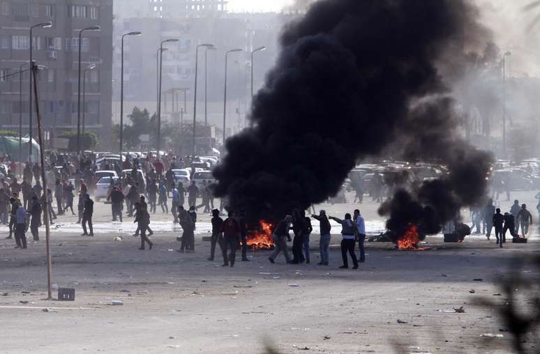 Manifestantes protestam em meio a explosões no Cairo; mais um dia de violência no Egito