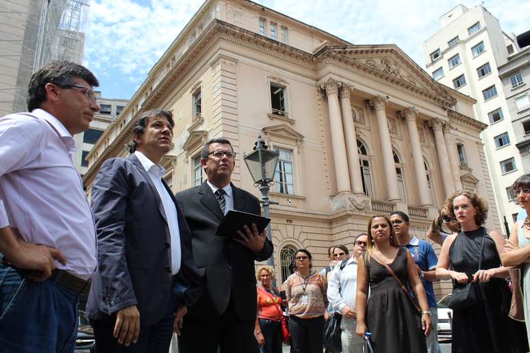 O prefeito de São Paulo, Fernando Haddad, conversa com equipe de governo e técnicos durante apresentação de rede wi-fi gratuita no Páteo do Colégio, centro histórico da capital paulista. Até junho, rede estará em 120 localidades de SP