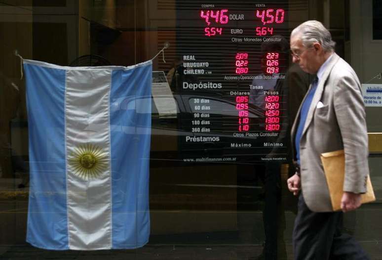 Painel eletrônico com preços de moedas na vitrine de uma casa de câmbio, em Buenos Aires. A Argentina decidiu nesta sexta-feira afrouxar os rígidos controles cambiais, um dia após o peso argentino ter sofrido a pior desvalorização diária em 12 anos. 1/06/2012.