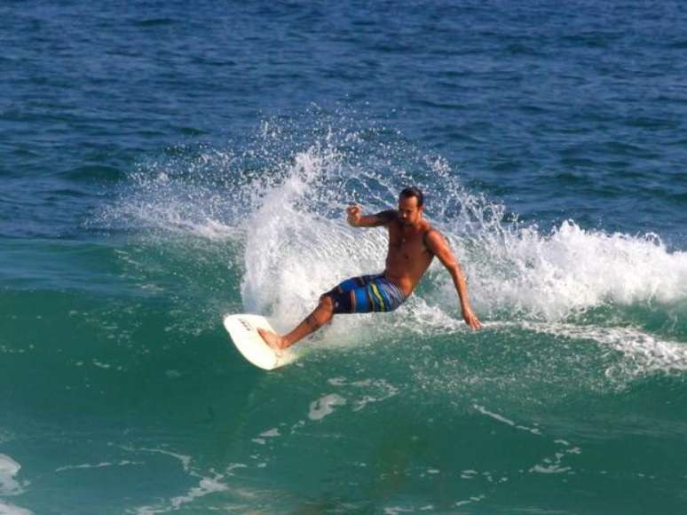 <p>Paulinho Vilhena praticando surfe</p>