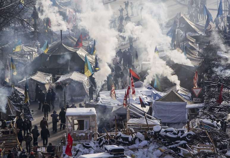 Manifestantes ocupam praça no centro de Kiev. Os ativistas ergueram mais barricadas e ocuparam um ministério nesta sexta-feira