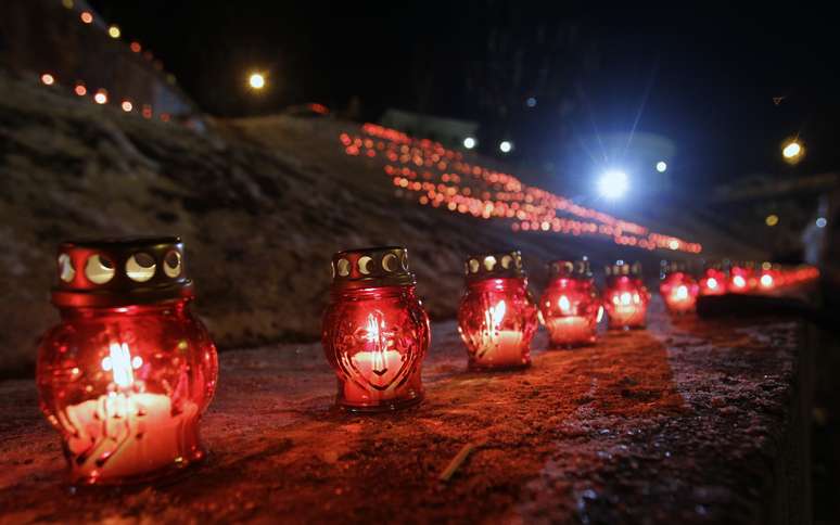 <p>Velas acesas em frente ao Palácio de Outubro em homenagem aos manifestantes mortes durante confrontos com a polícia</p>