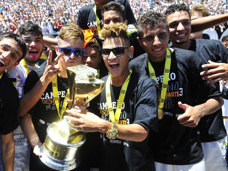 <p>Santos comemora título da Copa São Paulo de 2014; categorias de base ganharão importância com mudança de regras da Fifa</p>