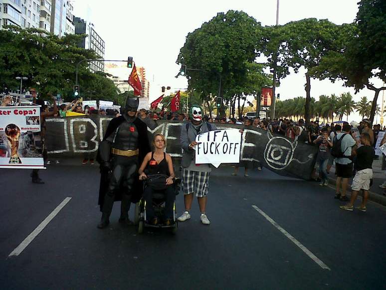 No Rio, manifestantes fecham a avenida Atlântica e gritam palavras de ordem em direção ao Arpoador