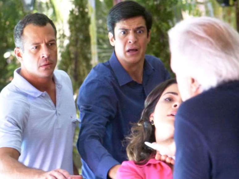 <p>Bruno e Félix se desesperam ao ver o médico desferindo facadas contra a mulher que o traiu</p>