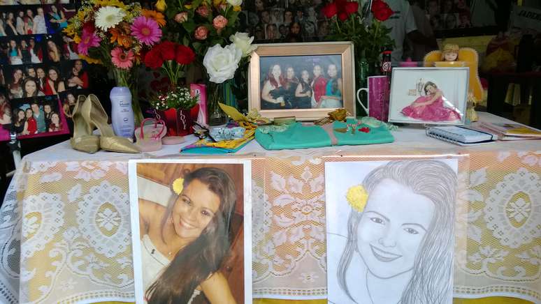 <p>Os familiares montaram uma espécie de memorial das jovens em cada um dos dias, com fotos e objetos pessoais</p>