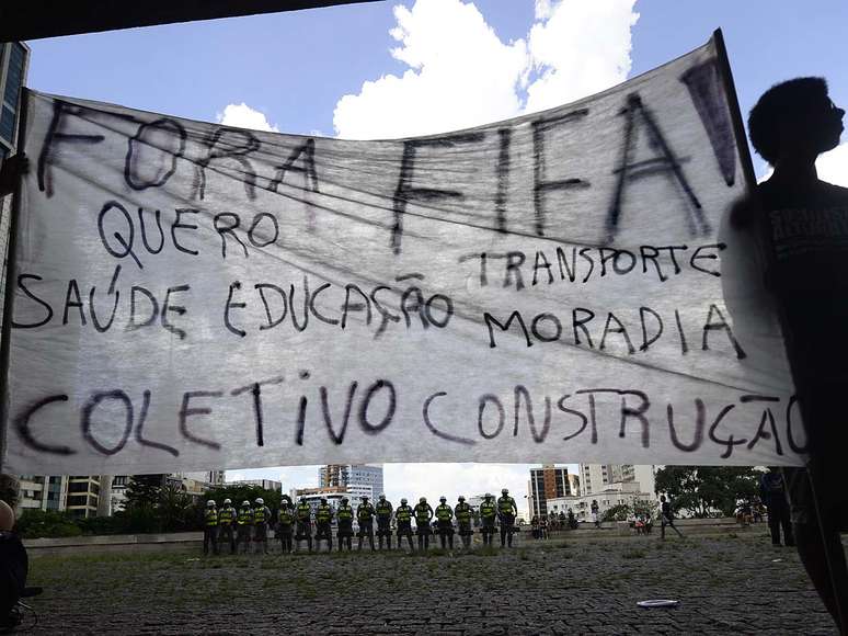 <p>Cartazes e faixas com frases contr&aacute;rias &agrave; realiza&ccedil;&atilde;o da Copa e das Olimp&iacute;adas no Brasil foram exibidas no protesto de s&aacute;bado</p>