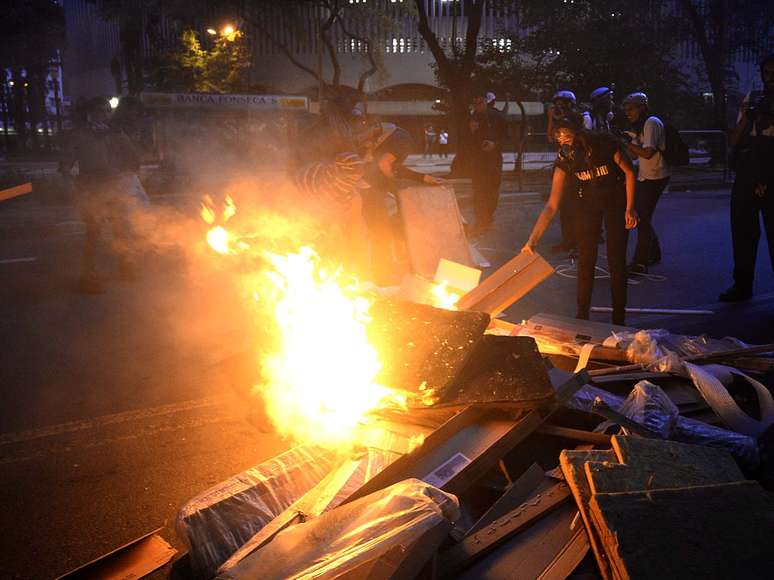 <p>Protesto em São Paulo terminou em tumulto e com mais de 100 detidos em São Paulo</p>