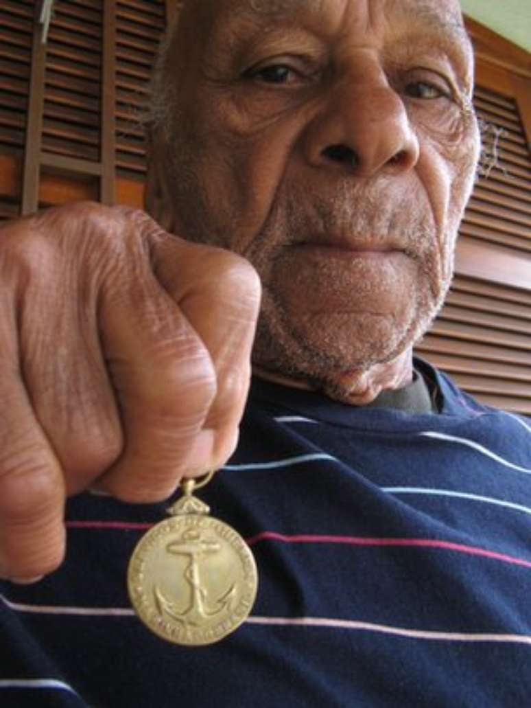 <p>Argemiro Santos ainda guarda a medalha de ouro que ganhou</p>