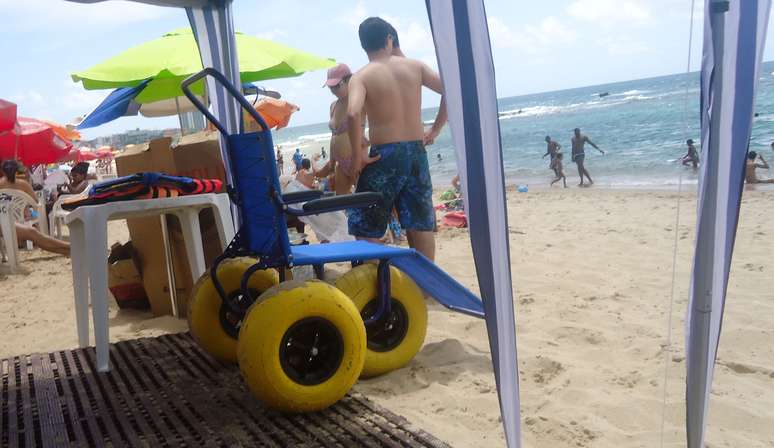 Cadeiras anfíbias facilitam o trajeto na areia e flutuam no mar