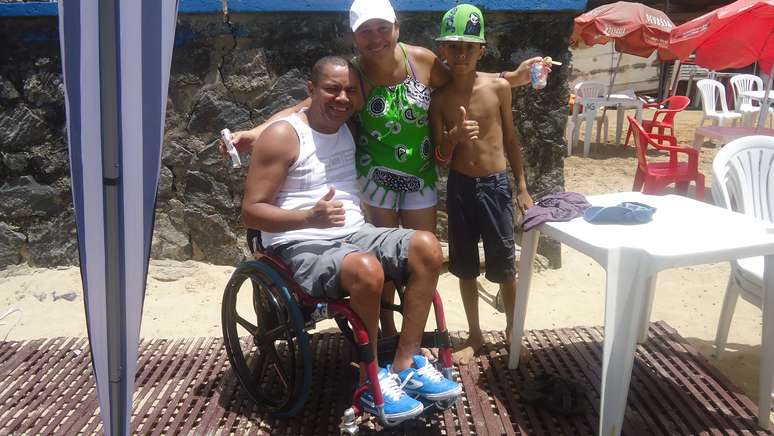 Luiz Augusto de Santana, 46 anos, ficou paraplégico aos 26 anos, e enste sábado tomou seu primeiro banho de mar em 20 anos