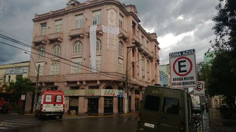 Faixas brancas são colocadas em solidariedade às famílias e em memória aos mortos