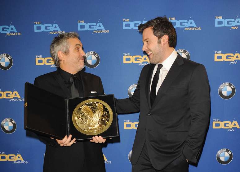 O mexicano Alberto Cuarón recebe a honraria das mãos de Ben Affleck, vencedor no ano passado por 'Argo'