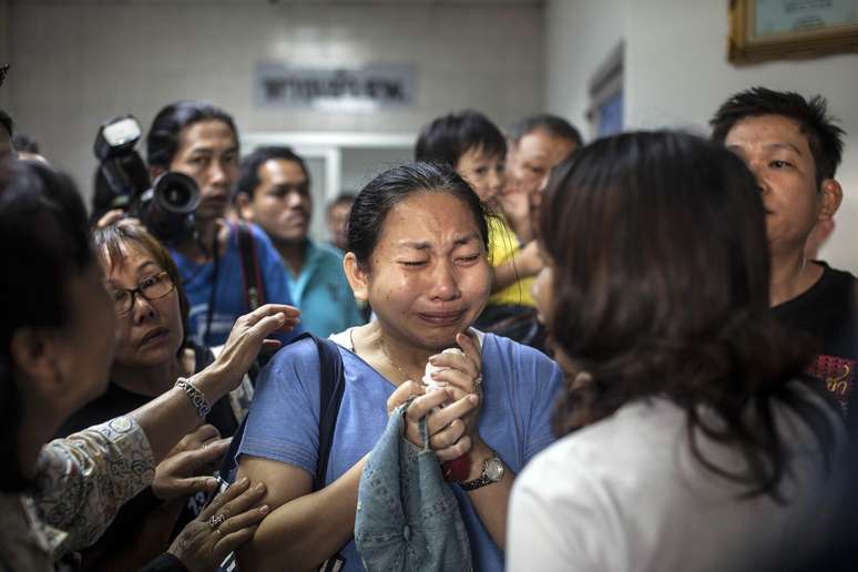 Amigos e parentes de feridos durante a manifesta&ccedil;&atilde;o choram em hospital de Bangcoc