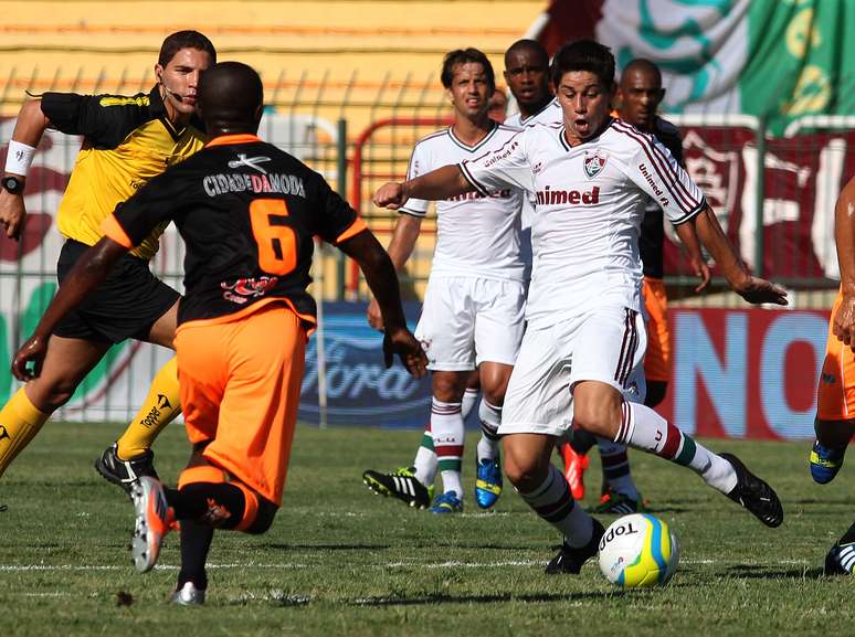Conca tenta jogada contra a marca&ccedil;&atilde;o do Nova Igua&ccedil;u