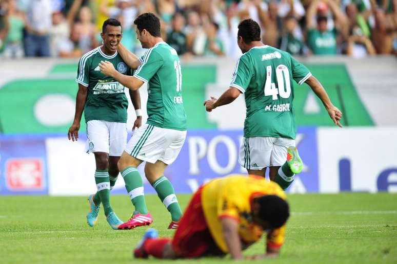 Juninho comemora terceiro gol palmeirense em Sorocaba