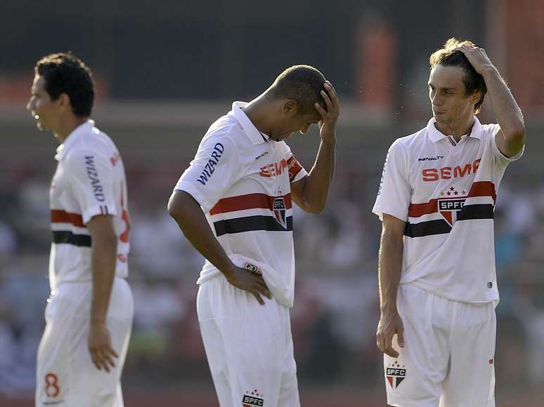 Lu&iacute;s Fabiano lamenta depois de desperdi&ccedil;ar p&ecirc;nalti no segundo tempo