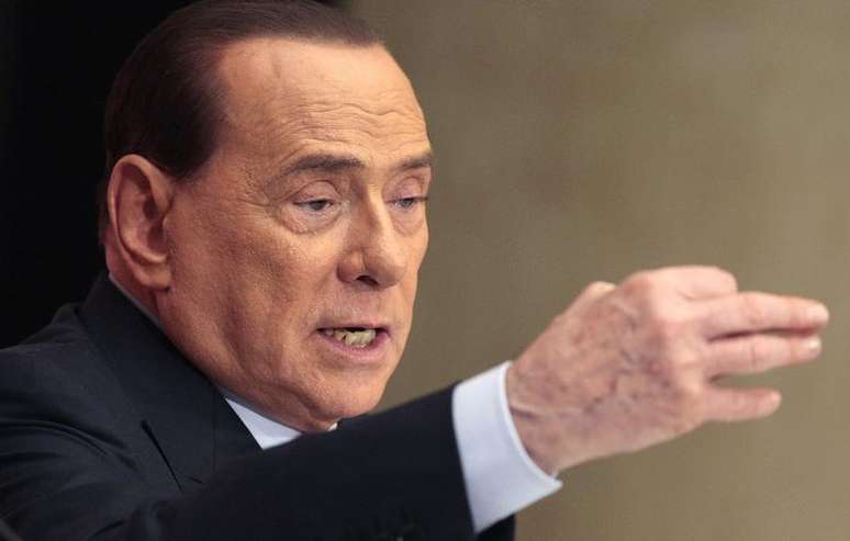 <p>Ex-premiê italiano Silvio Berlusconi; político lançou uma campanha para a adoção de centenas de milhares de cães e gatos de rua na Itália</p>