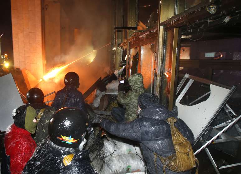 No interior do prédio se podia ver como explodiam os fogos de artifício que os manifestantes lançavam através das vidraças e as faíscas saltavam em todas as direções, enquanto os policiais respondiam com bombas de efeito moral, jatos de água e gás lacrimogêneo