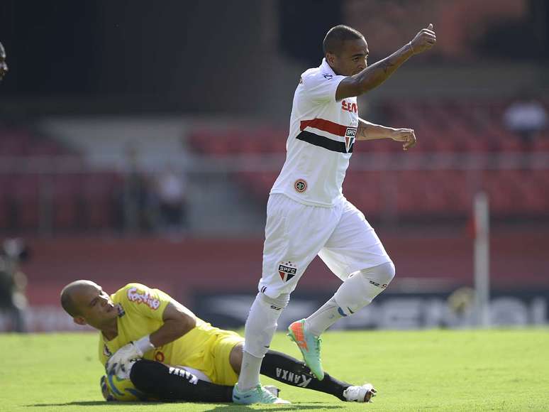 <p>Uruguaio Álvaro Pereira fez sua estreia com a camisa do São Paulo e teve boa atuação</p>
