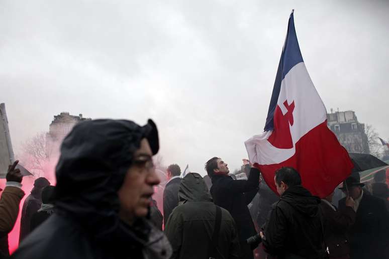 Sob chuva, manifestantes lançaram gritos de "Hollande, vá embora" na Praça da Bastilha 