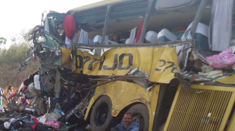 Acidente entre ônibus, carreta e trator de esteira deixou 14 mortos na BR-110 na manhã desta segunda-feira na Bahia