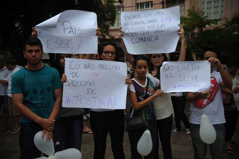 Amigos e familiares de vítimas pedem por justiça em ato que marcou o 1º ano da tragédia