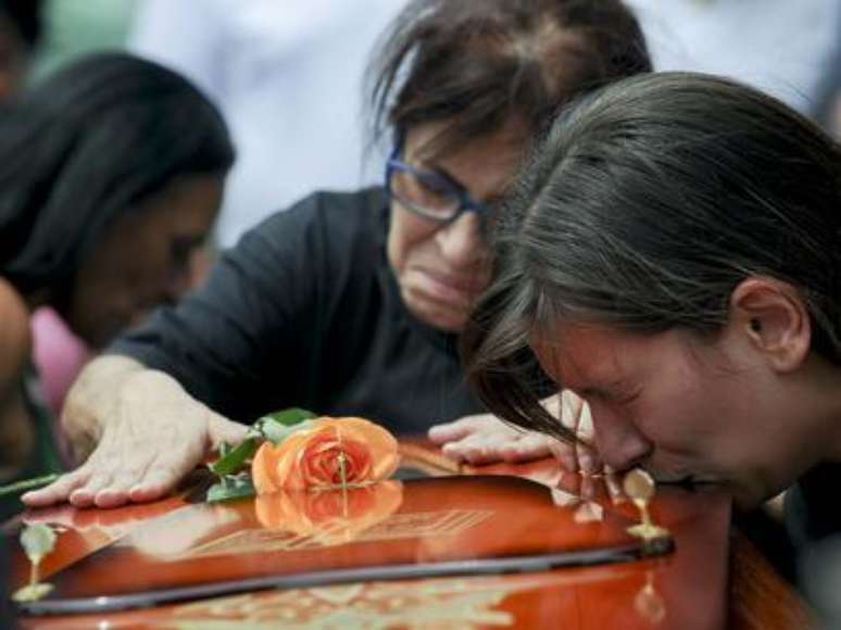 <p>Familiares choram após a morte de 242 pessoas em incêndio</p>