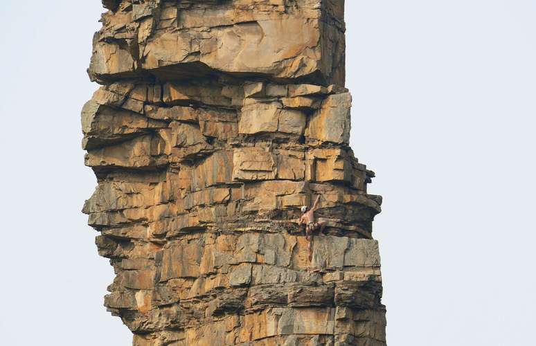 O escalador Li Tongxing é chamado de "Homem-Aranha Asiático" e pratica o esporte completamente nu