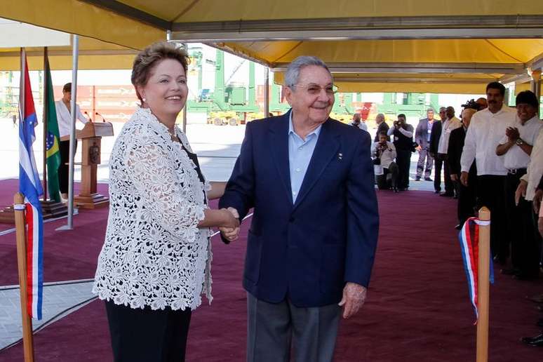 Presidente Dilma Rousseff, ao lado do presidente de Cuba, Raúl Castro, durante inauguração do Porto de Mariel