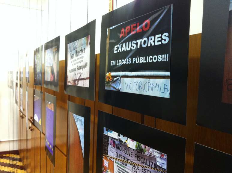 Exposição <i>Luto no Tapume - A Tragédia da Boate Kiss</I> reúne fotos dos cartazes com mensagens de luto afixados nos tapumes que cobrem a boate desde a tragédia, e que virou ponto de peregrinação na cidade
