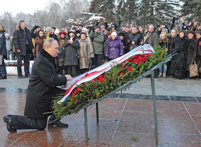 Putin deposita flores em homenagem às vítimas do cerco a Leningrado 
