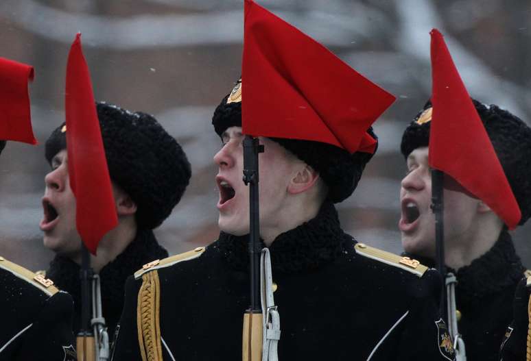 Soldados entoam gritos de guerra durante a homenagem