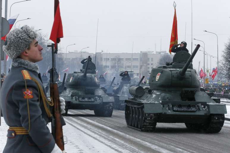 Tanques na parada militar que lembra a data em São Petersburgo